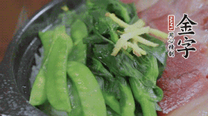 燜好的米飯開(kāi)蓋，放入菜心、荷蘭豆，澆上調(diào)味汁拌勻。
