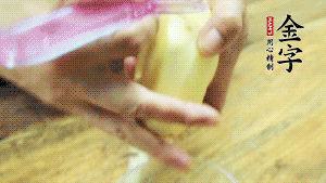 將食材洗凈，茄子、土豆切滾刀塊。