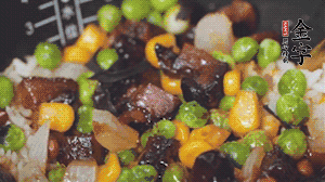 出鍋前加蠔油、生抽調(diào)味，撒點(diǎn)熟白芝麻即可。