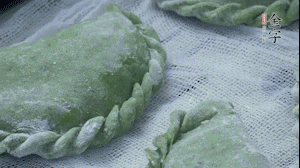 【制作】2.蒸架上墊浸濕的屜布，再放上清明果，大火蒸10~15分鐘，完成，出鍋啦！