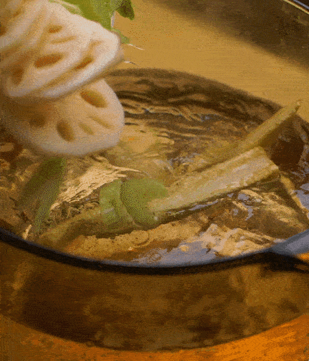 把玉米筍（對半切開）、西芹（切斜片）、蓮藕（切片），放入開水鍋內，加點少許鹽、油，汆燙2分鐘。