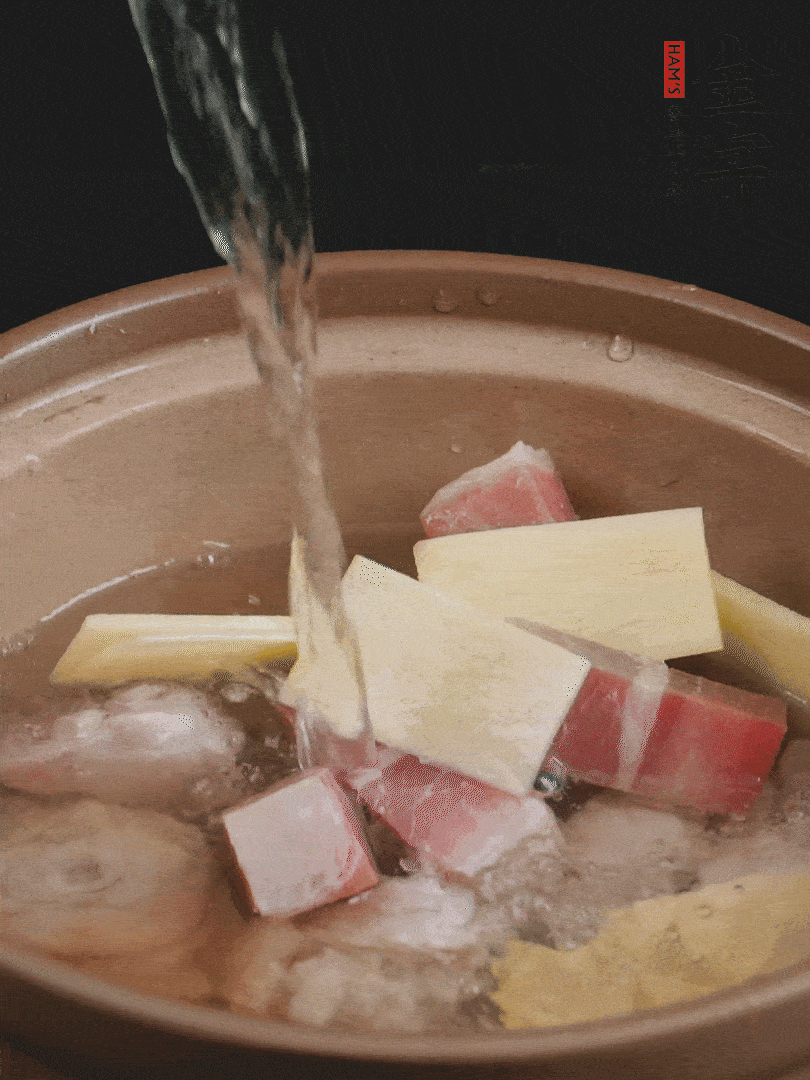 雞塊、火腿、姜片加適量料酒、清水燉80分鐘。