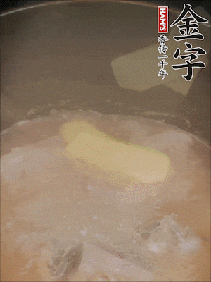 排骨洗凈，加生姜、黃酒焯水，溫水洗凈備用。