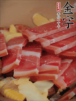 除鮑魚外的所有材料放進(jìn)鍋里，加清水、姜、黃酒，大火燒開(kāi)，轉(zhuǎn)小火煲90分鐘。