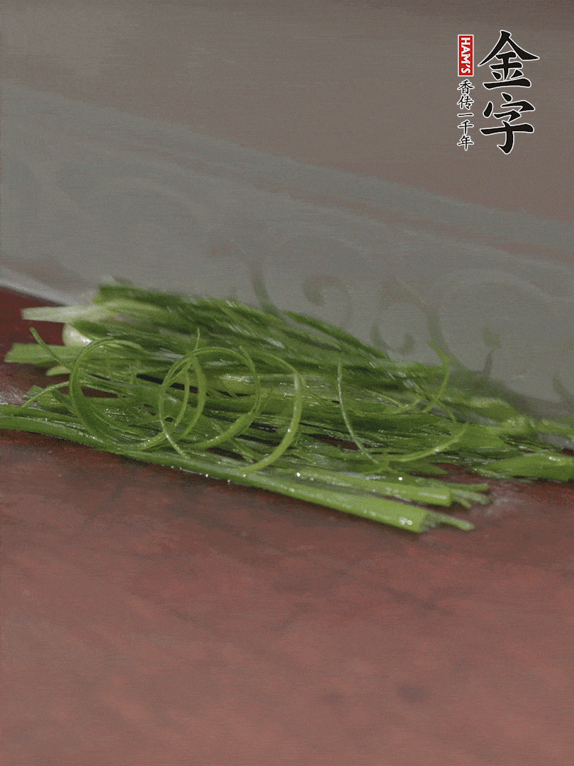 生姜切薄片，紅椒切細絲，小蔥蔥綠切細絲，泡入冰水中保持新鮮。