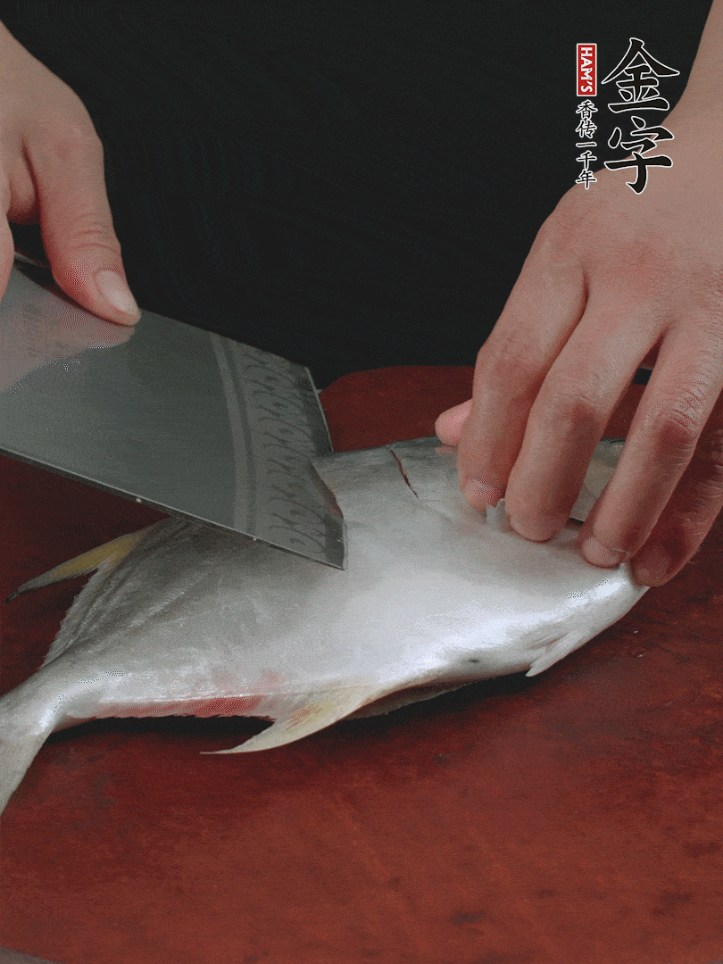 處理干凈銀鯧魚1條，表面斜刀切出花刀。