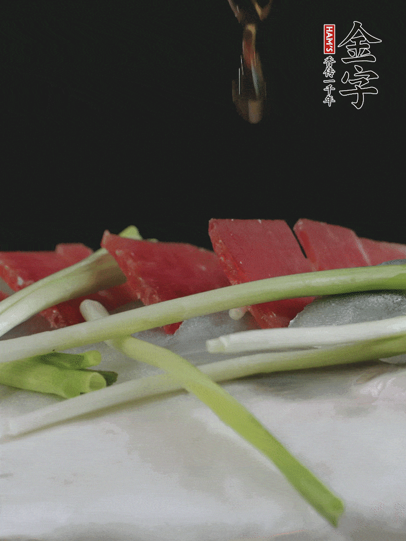 蔥白置于魚身，放適量豌豆，淋上花雕酒。
