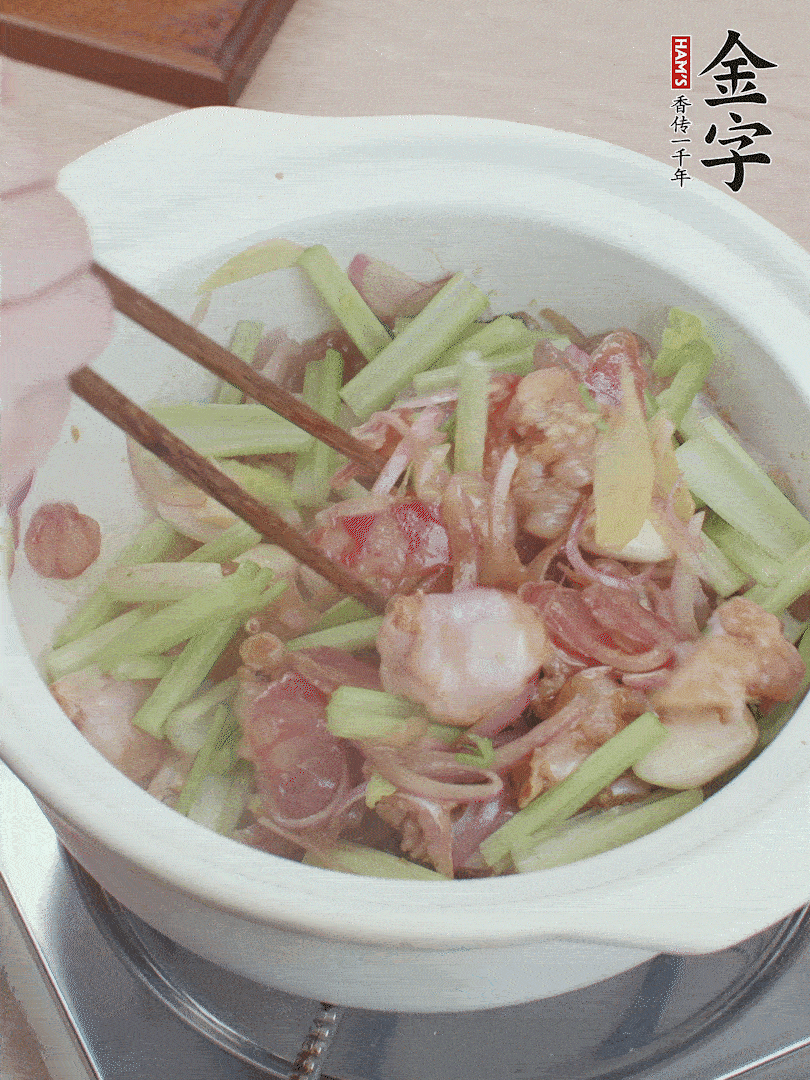 下牛蛙、芹菜、香腸翻炒。