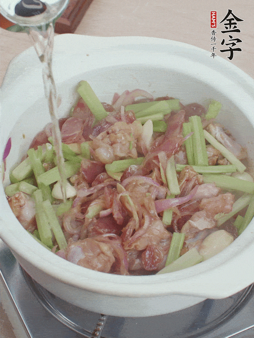 牛蛙變色后，淋點(diǎn)啤酒，加蓋后調(diào)小火燜10分鐘。