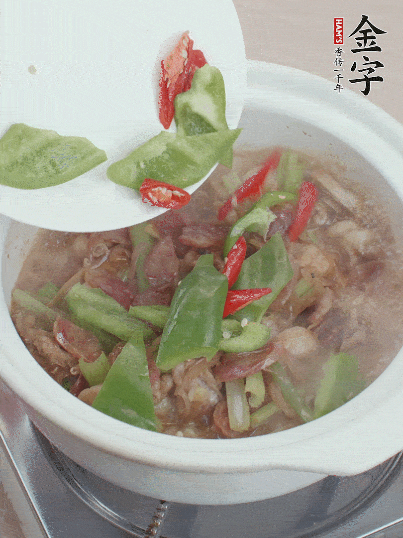 下綠菜椒，翻炒1分鐘。