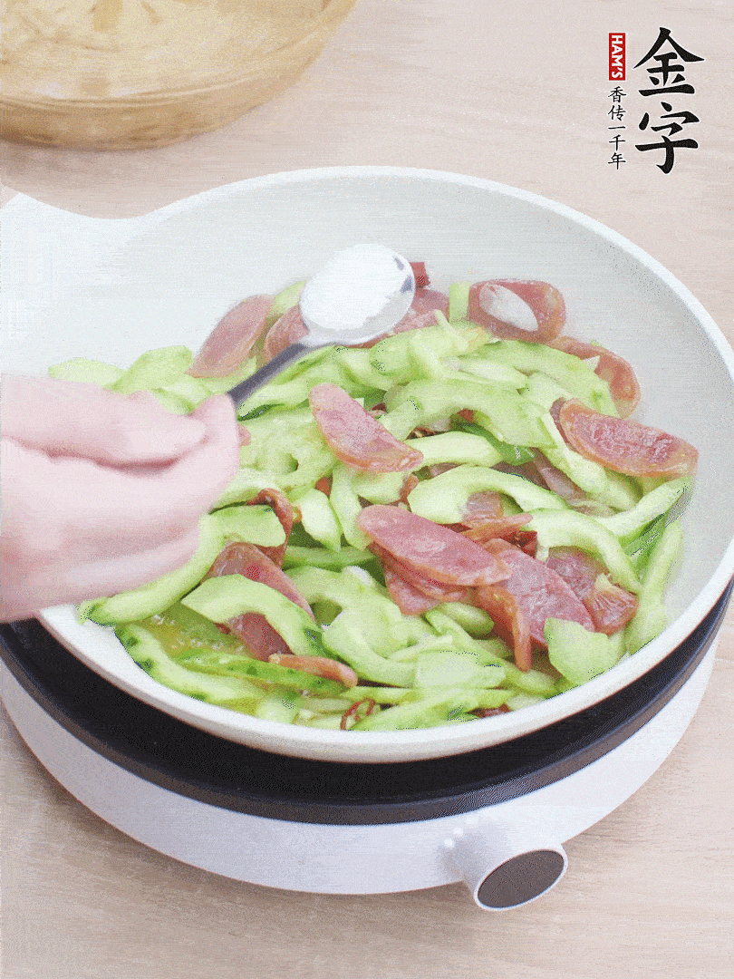 淋點(diǎn)開水，半勺白糖、1勺生抽調(diào)味。