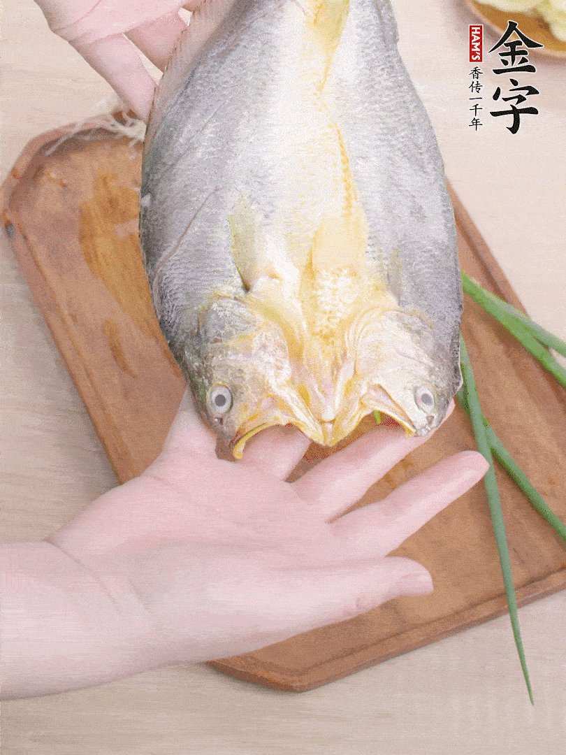 黃魚(yú)背部開(kāi)刀，洗凈切花刀。適量鹽涂抹魚(yú)身兩面。
