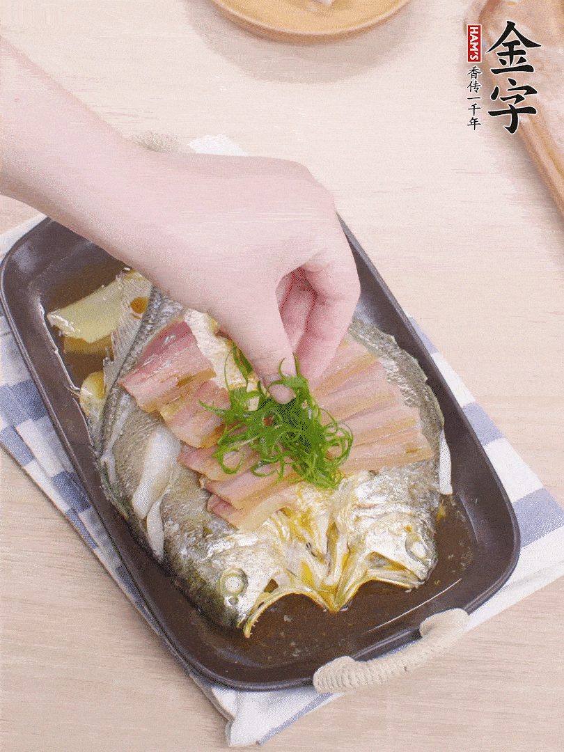 取出姜蔥，淋2勺蒸魚(yú)豉油，擺蔥絲。