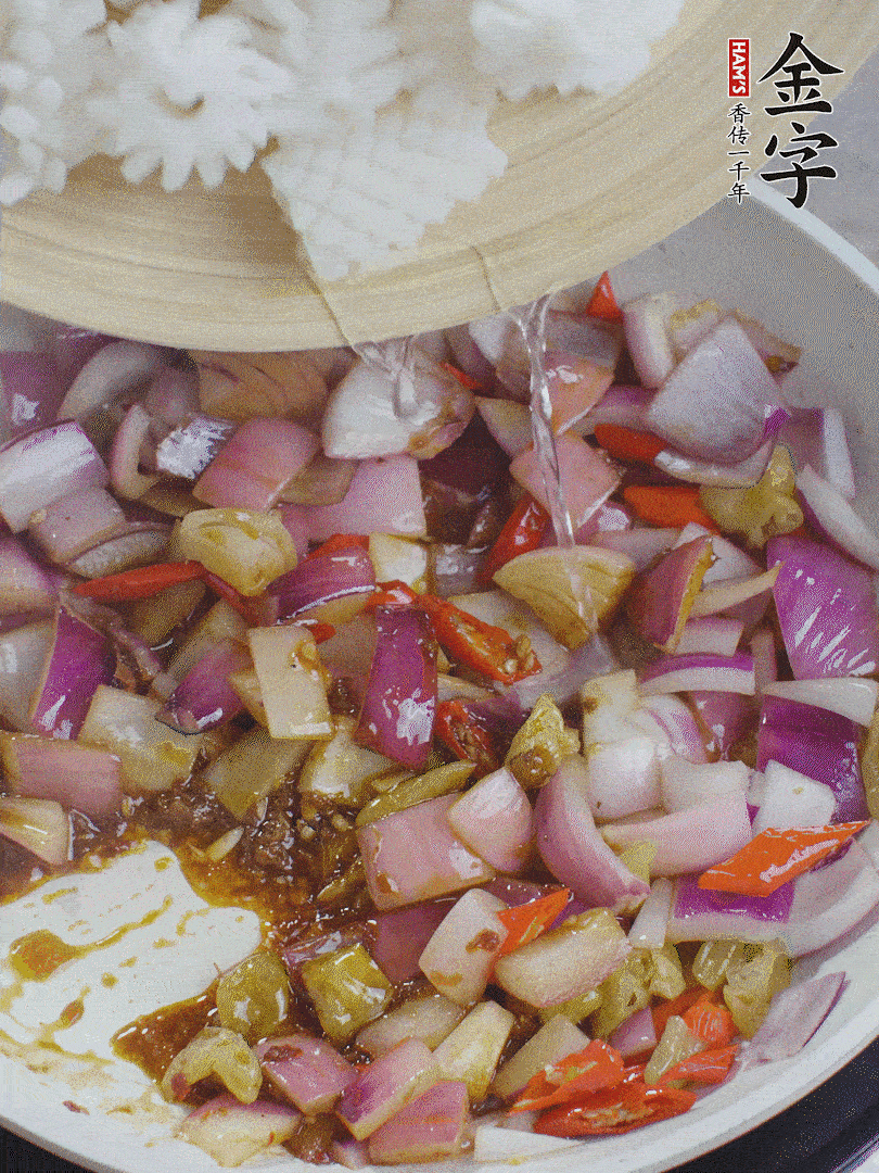 下魷魚花，2勺料酒炒勻。