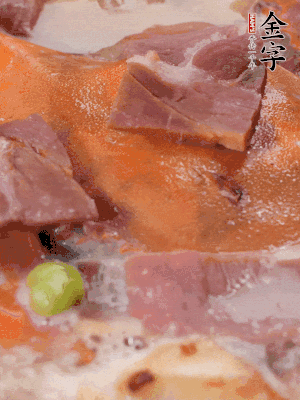 放適量料酒、清水煮到沸騰，再下蟹塊燜煮8分鐘。