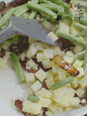 下蒜末、豆角、土豆塊翻炒。