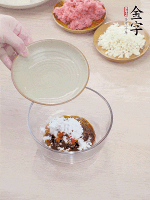 熱油起鍋，五花肉煸出油脂，表面微微發(fā)黃。