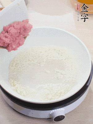 下火腿片、筍干均勻翻炒后，加2勺料酒、適量清水。