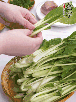 小青菜掰成一片片。