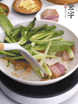 下小青菜翻炒，菜梆子變軟時，撒一點鹽、雞精調味。