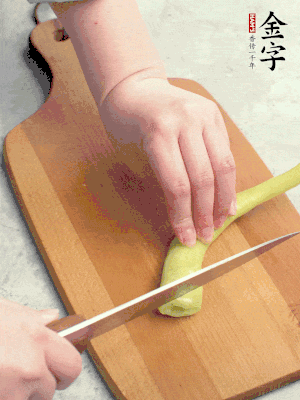 蔥切段，姜切絲，辣椒斜切成塊。