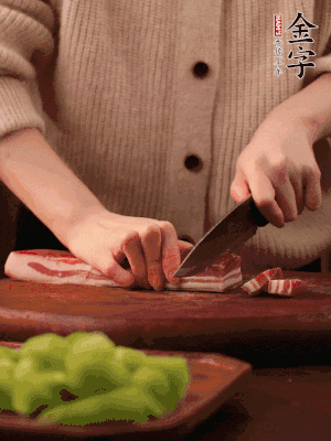 金字淡咸肉切片，冷水入鍋，加姜片、料酒略焯水。同步，五花肉切塊焯水。