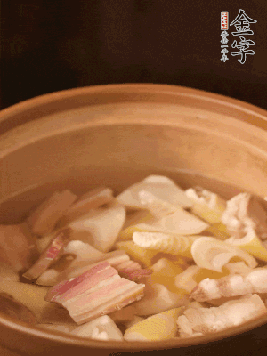 春筍、咸肉、咸肉一起入砂鍋，加姜片、料酒、清水大火煮沸到湯色變白。轉小火慢篤半小時。