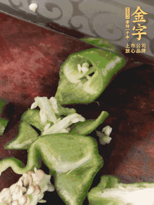 辣椒洗凈斜切成段，蒜切片。