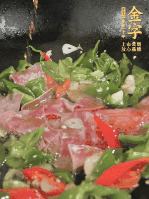 再下蒸炒火腿煸炒，加少許白糖提鮮。