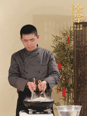 整只土雞冷水下鍋，加蔥姜、料酒焯水，撈出后用溫水清洗干凈。