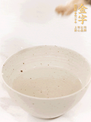 羊肚菌流水洗凈2遍后，溫水泡發(fā)15-20分鐘。