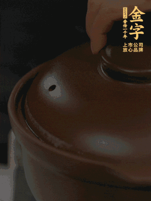 雞、火腿、姜片一起放入砂鍋中，大火轉(zhuǎn)小火燉2小時(shí)。