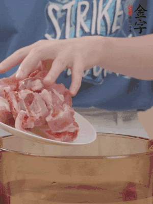排骨剁小塊，加姜片、料酒沸水下鍋焯水。