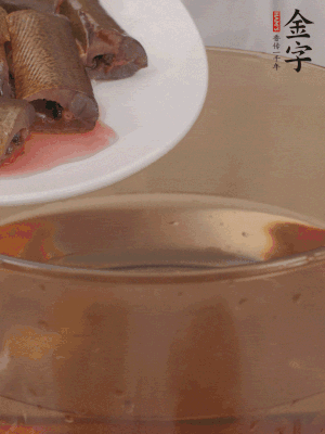處理干凈的黃鱔段，加姜片、料酒沸水下鍋焯水。撈出用涼水沖洗干凈。