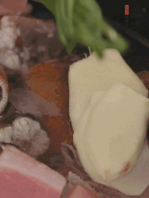 加姜片、蔥結(jié)、料酒。
