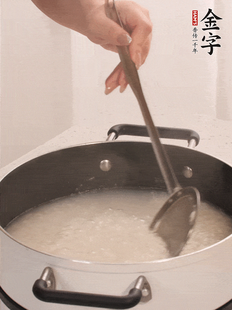 香菇、土豆、胡蘿卜、金字土香腸切小塊。