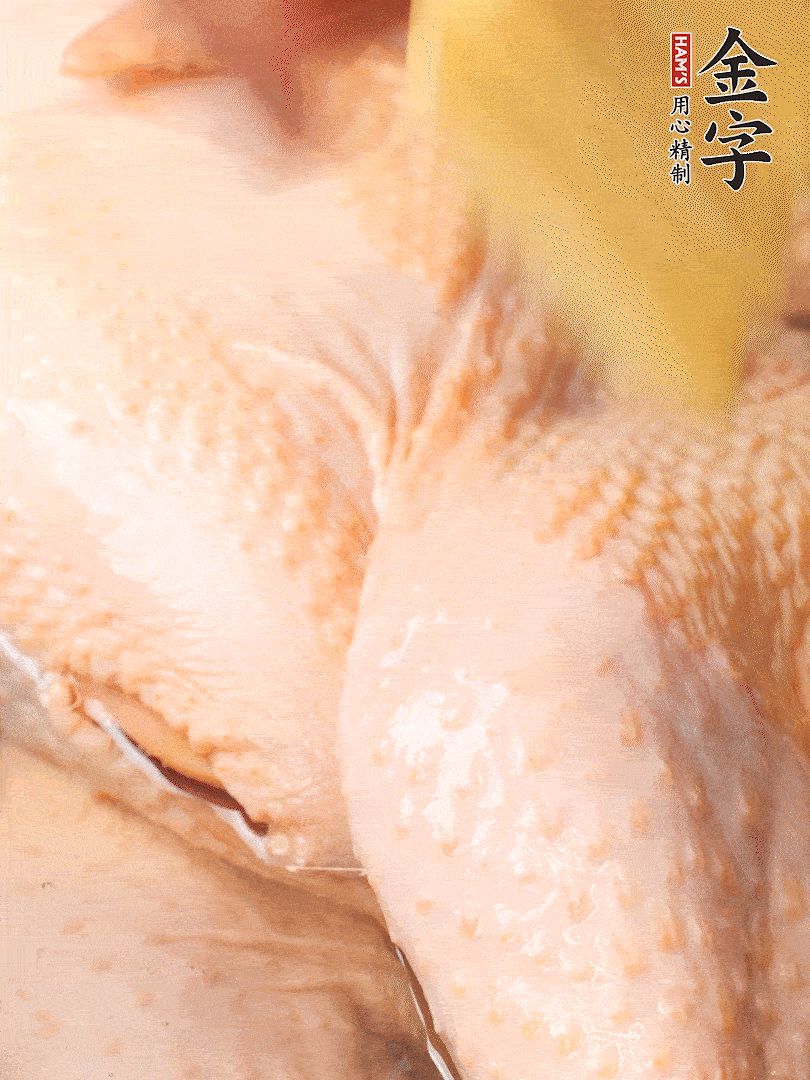 老母雞去頭去尾，斬去雞爪。冷水入鍋，加料酒、蔥姜焯水，煮出浮沫后撈出，用清水洗凈