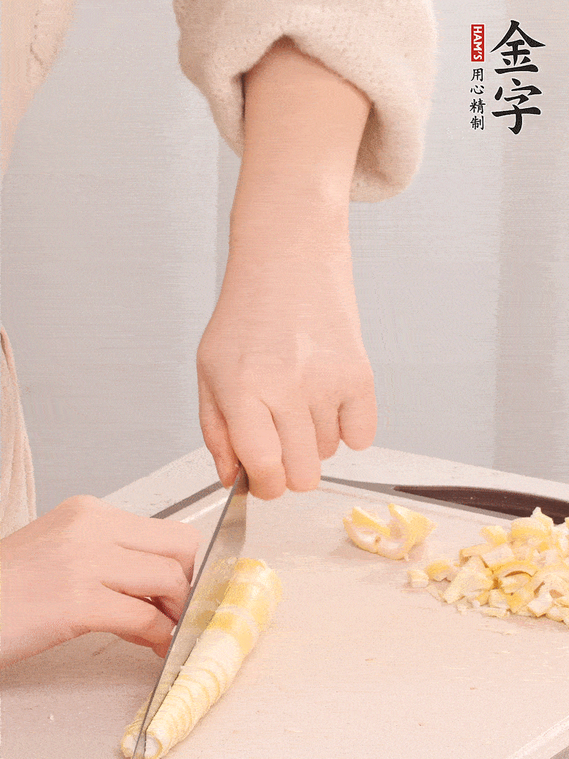 春筍去皮切小塊，焯水2分鐘左右