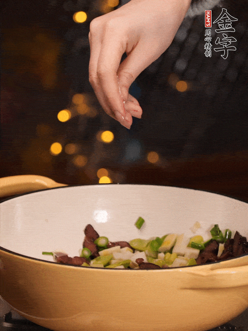 可以加點點水，再加菜苔，加點鹽、味精調味