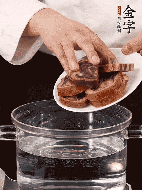 準(zhǔn)備食材。做金銀蹄有2個關(guān)鍵點(diǎn)：食材上火腿當(dāng)然得選足年發(fā)酵的金字火腿，新鮮豬爪最好選前腳、大小適宜的。