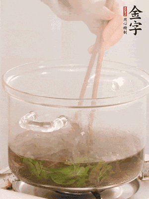 香椿焯水，變色后撈出，切成小段