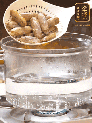 煮一鍋沸水，下蟶子汆燙30秒，撈出浸入冰水，取出蟶子肉