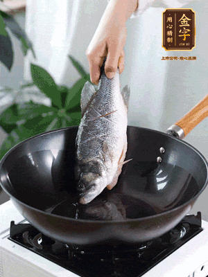 熱油，加1大勺豬油、姜片，再下鱸魚，煎至定型后翻面。（加點豬油，燉出的魚湯更容易變為清爽的奶白色。）
