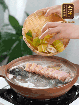 倒開水燉煮后轉移入砂鍋，淋料酒去腥、加少許鹽調味，再依次加咸肉、春筍燉煮15分鐘。