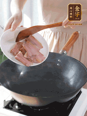 豬油熱鍋，下咸肉煸香，再下蔥姜提鮮