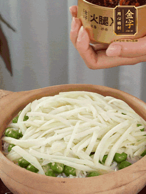 到水微干，放上豌豆、茭白絲。
