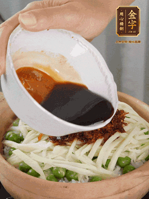繼續(xù)小火燜3分鐘，淋上XO醬攪拌均勻。
