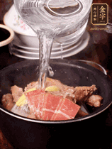 所有食材放入電飯鍋，加2勺料酒，足量的開(kāi)水，按煲湯鍵煮湯