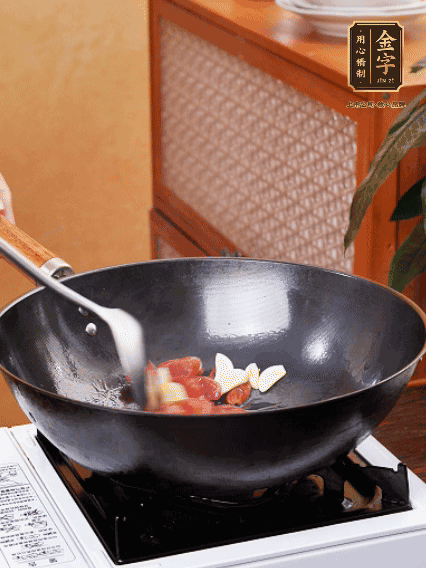 熱油，香腸微微煸出香味，加蒜片、小米辣